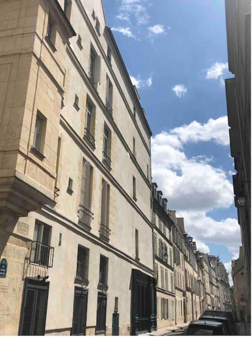 Appartement Chez Gustave: Clim Calm,saint Paul Marais, 2guests Parijs